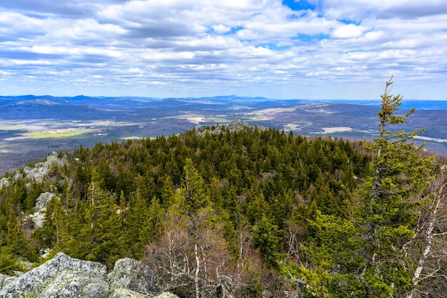 Montanhas urais do sul com uma vegetação paisagística única e diversidade da natureza na primavera