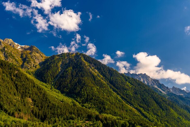 Montanhas verdes cobertas de grama Chamonix Mont Blanc HauteSavoie Alps França