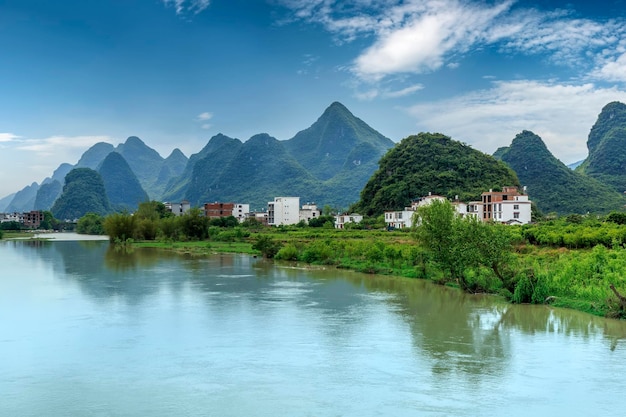 Montanhas verdes e águas verdes em Guilin Guangxi