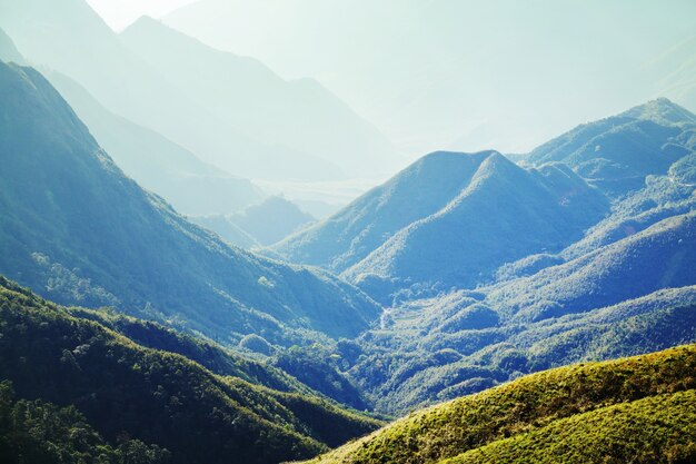 Montanhas verdes íngremes no Vietnã