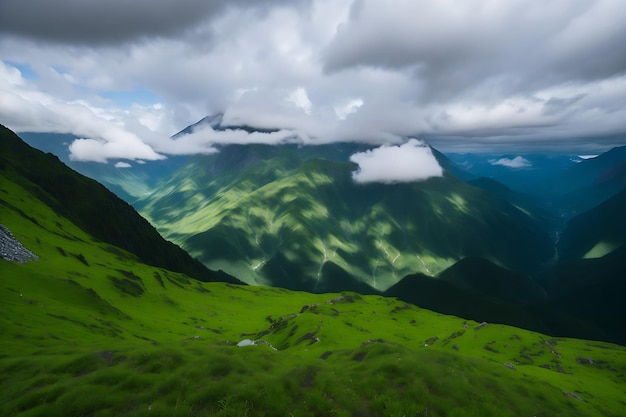 Montanhas verdes sob nuvens brancas durante o dia