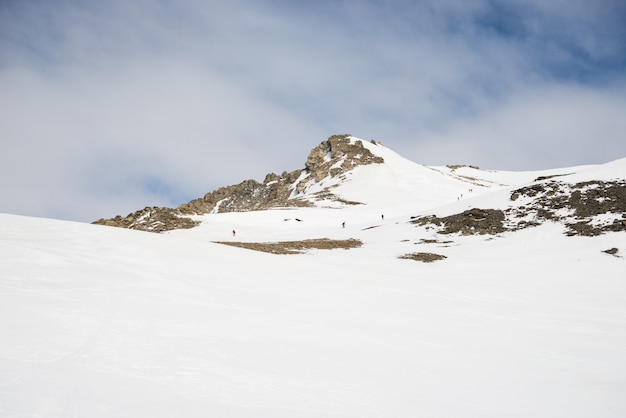 Foto montanhismo em direção ao topo da montanha