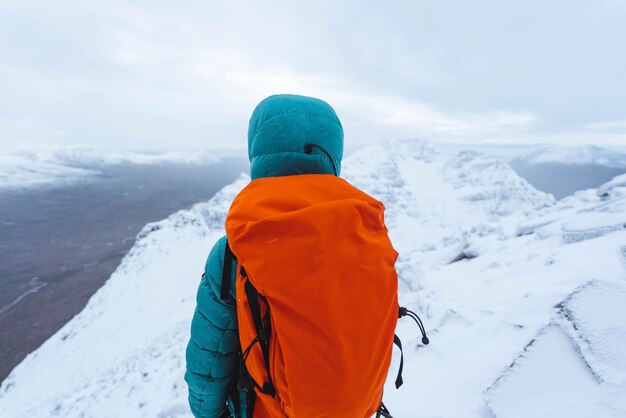 Montanhistas escalando um Liathach Ridge nevado na Escócia