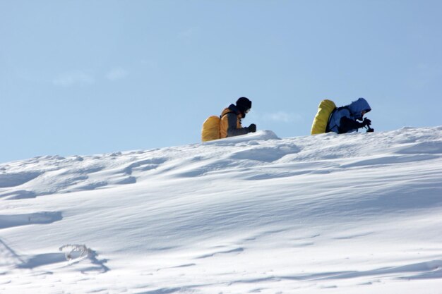 Foto montañismo en la nieve