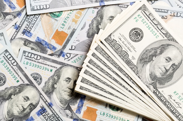 Um cofrinho com notas de Dólares dos Estados Unidos sobre um sofá azul. Economia e investimentos. Stock Photo