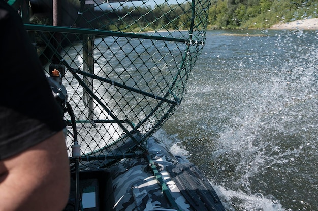 Montar a alta velocidad en un hidrodeslizador en el río en un día de verano con salpicaduras y olas