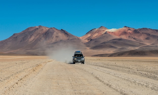 Montar en automóvil en el paisaje boliviano del sol