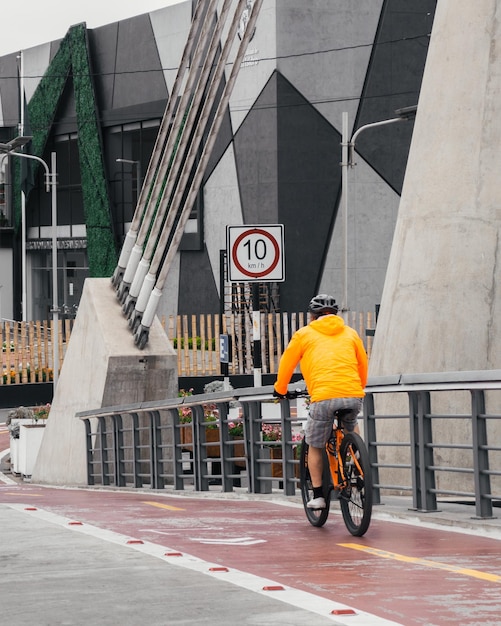 Montar en bicicleta en Miraflores Lima, Perú