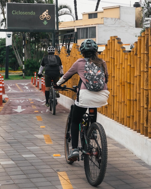 Montar en bicicleta en Miraflores Lima, Perú