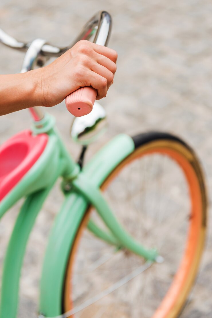 Montar en bicicleta. Primer plano, de, mujer, andar en bicicleta, vendimia