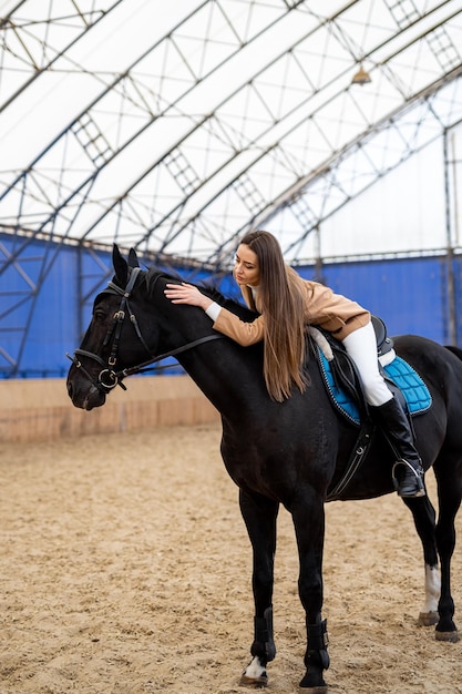 Montar a caballo bella dama en la granja Estilo de vida activo campo paseo a caballo