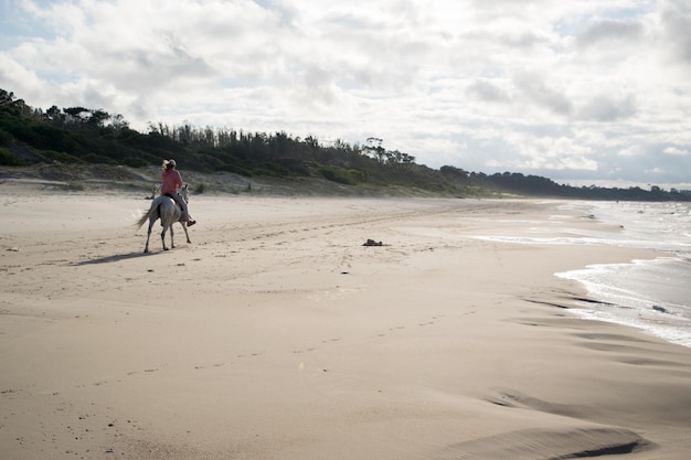 Montar a caballo en la playa