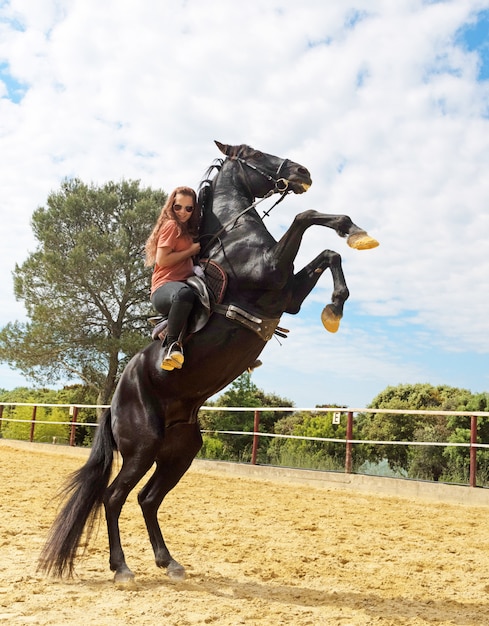 montar a caballo y semental