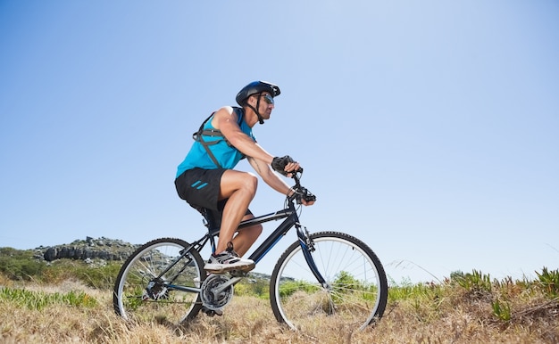 Montar ciclista en el campo