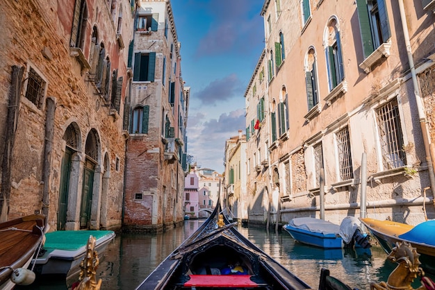 Montar una góndola tradicional por los estrechos canales de Venecia, Italia