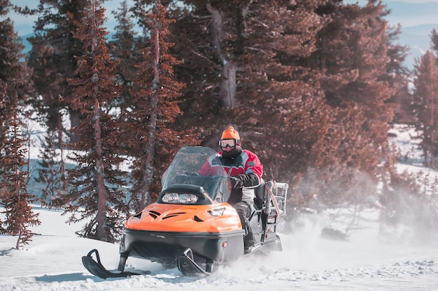 Montar en motos de nieve. invierno.