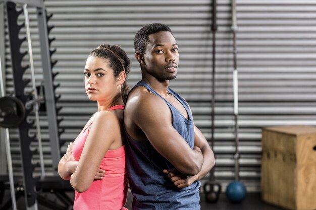 Montar pareja espalda con espalda en el gimnasio de crossfit