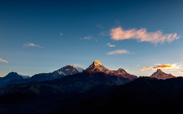 El monte Annapurna y la gama de espinas de pescado de Poonhill, Nepal.