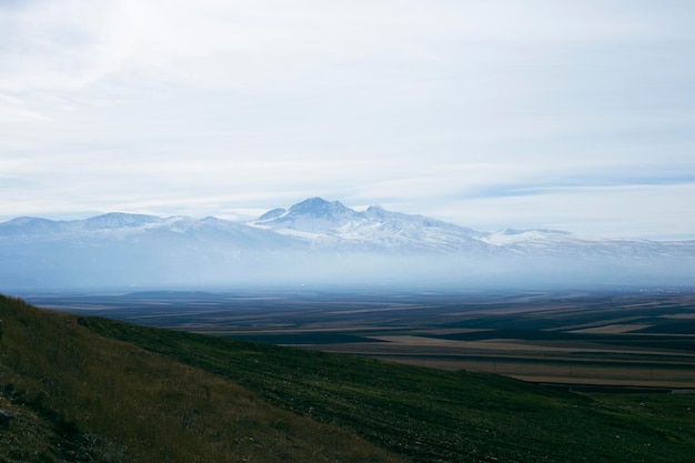 Monte Aragats bajo las nubes