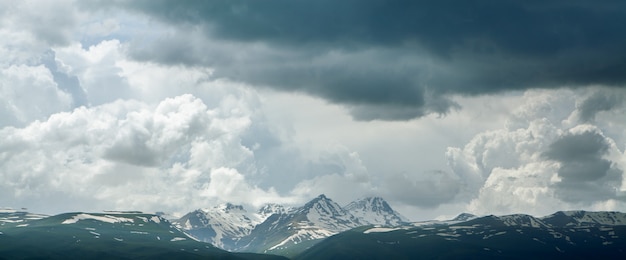 Monte Aragats sob nuvens escuras