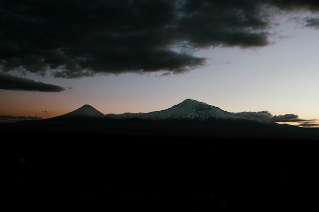 Monte Ararat y nubes oscuras después del atardecer