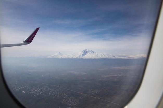 Foto el monte ararat desde la ventana de un avión