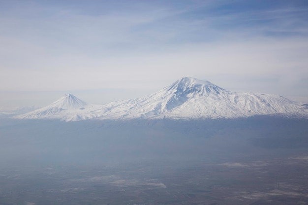 Foto el monte ararat desde la vista de un pájaro