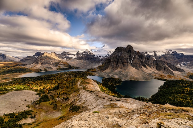 Monte Assiniboine com lago no pico de Nublet na floresta de outono no pôr do sol no parque provincial