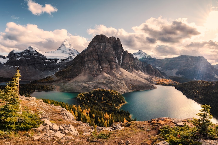 Foto monte assiniboine com lago sunburst e cerulean na floresta de pinheiros de outono