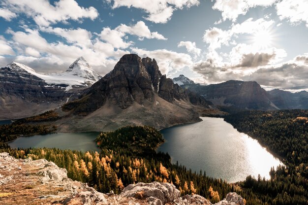 Monte Assiniboine con lago en el bosque de otoño en el pico Niblet en el parque provincial, BC, Canadá