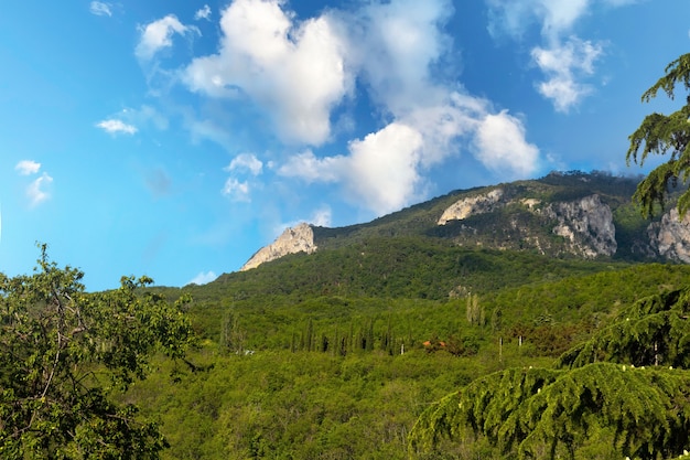 Monte Avunda con un puente de carretera en la montañosa Crimea. Paisaje