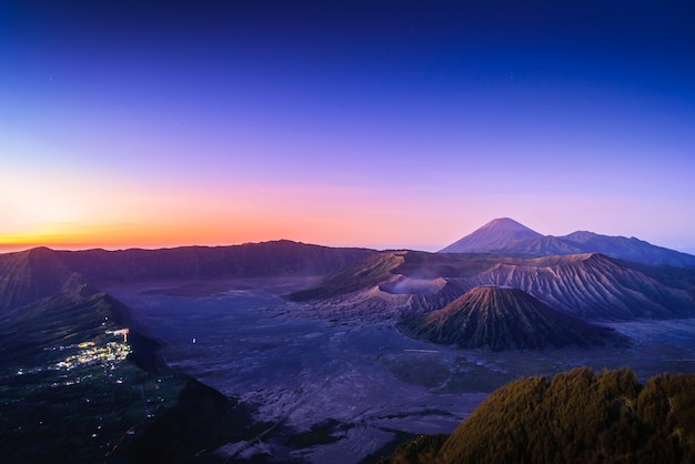 Monte, bromo, vulcão, em, amanhecer, com, coloridos, céu, fundo, em, java oriental