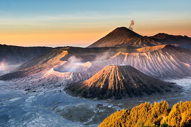 Monte Bromo vulcão Gunung Bromo durante o nascer do sol do ponto de vista no Monte Penanjakan em East Java Indonésia