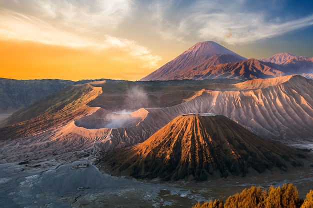 Monte Bromo vulcão (Gunung Bromo) durante o nascer do sol do ponto de vista no Monte Penanjakan