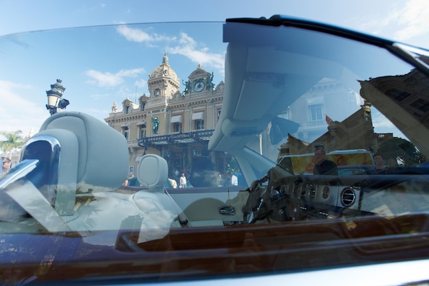 Monte-Carlo, Monaco, Casino Monte-Carlo, 25.09.2008: Blick auf das Casino Monte-Carlo durch das Beifahrerfenster eines neuen Rolls Royce Cabrios