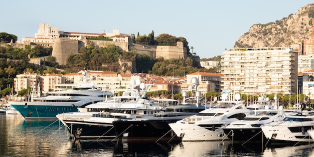 Monte Carlo Monaco Port Hercule con yates de lujo y horizonte de paisajes