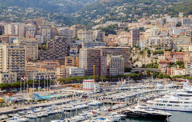 Monte Carlo Mónaco Riviera francesa Vista de la bahía con yates de lujo, barcos y ciudad