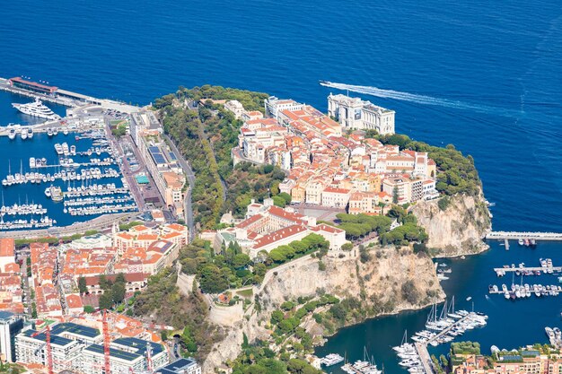 Monte Carlo vista panorámica de la ciudad con mar azul en verano