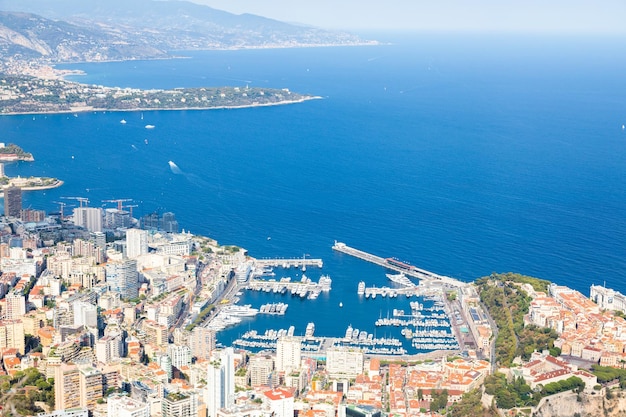 Monte Carlo vista panorâmica da cidade com mar azul no verão