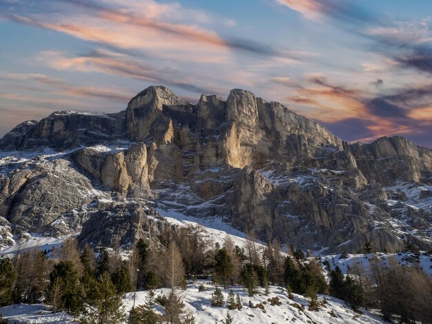 Monte croce dolomitas badia vale montanhas ao pôr do sol no inverno