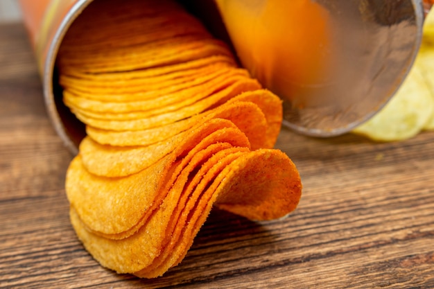 Monte de batatas fritas com laranja no pacote de tubo de perto