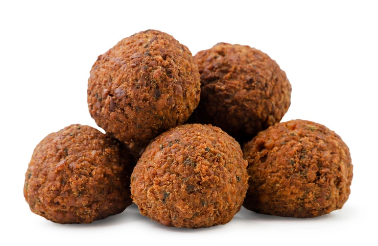 Foto monte de falafel em um fundo branco isolado