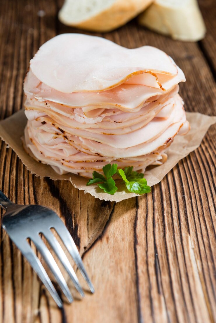 Foto monte de filé de peito de frango fatiado