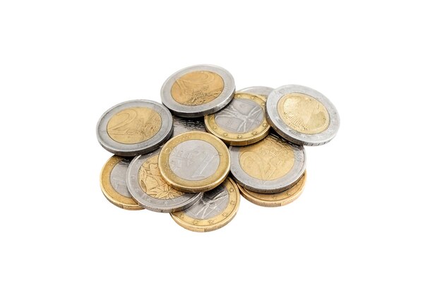 Monte de moedas de euro isoladas em branco