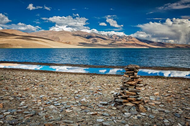 Monte de pedras no lago himalaia tso moriri