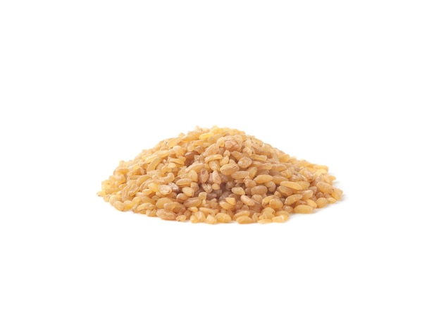 Monte de sementes de bulgur Ingrediente de alimentos crus isolado no fundo branco