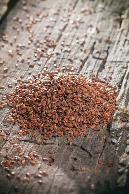 Monte de sementes de linho na superfície de madeira