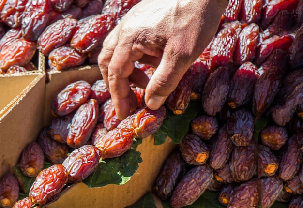 Monte de tâmaras secas em um mercado