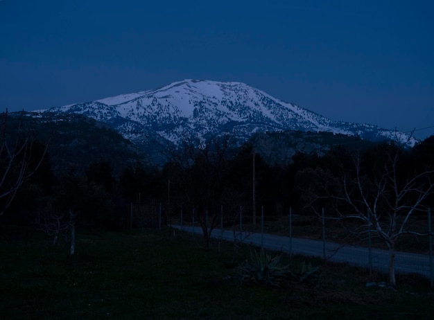 Monte Dirfys en la nieve por la noche en la isla Evia en Grecia