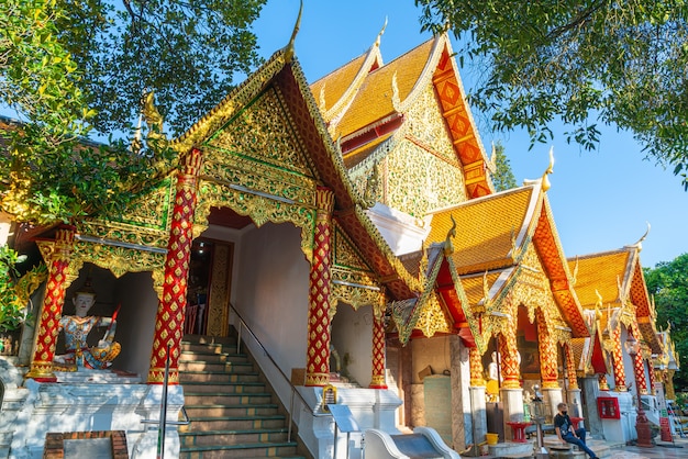 Monte dorado en el templo de Wat Phra That Doi Suthep en Chiang Mai, Tailandia.